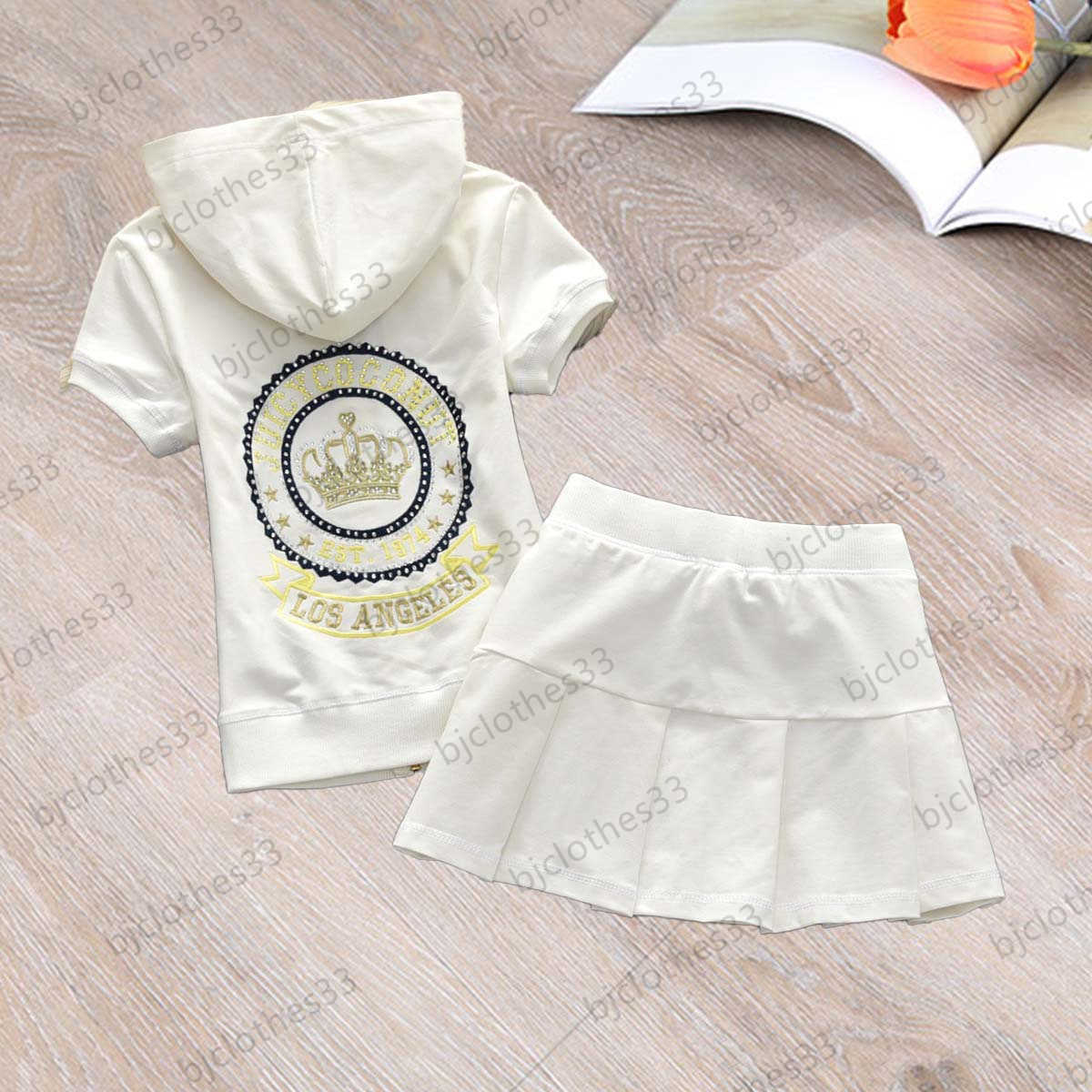 Womens Two Pieces Dress Tracksuit Two Piece Set Back Diamond Letter Logo Decoration Hooded Short Sleeves Cardigan High-waisted Pleated Skirt Brand Women Clothes
Womens Two Pieces Dress Tracksuit Two Piece Set Back Diamond Letter Logo Decoration Hooded Short Sleeves Cardigan High-waisted Pleated Skirt Brand Women Clothes