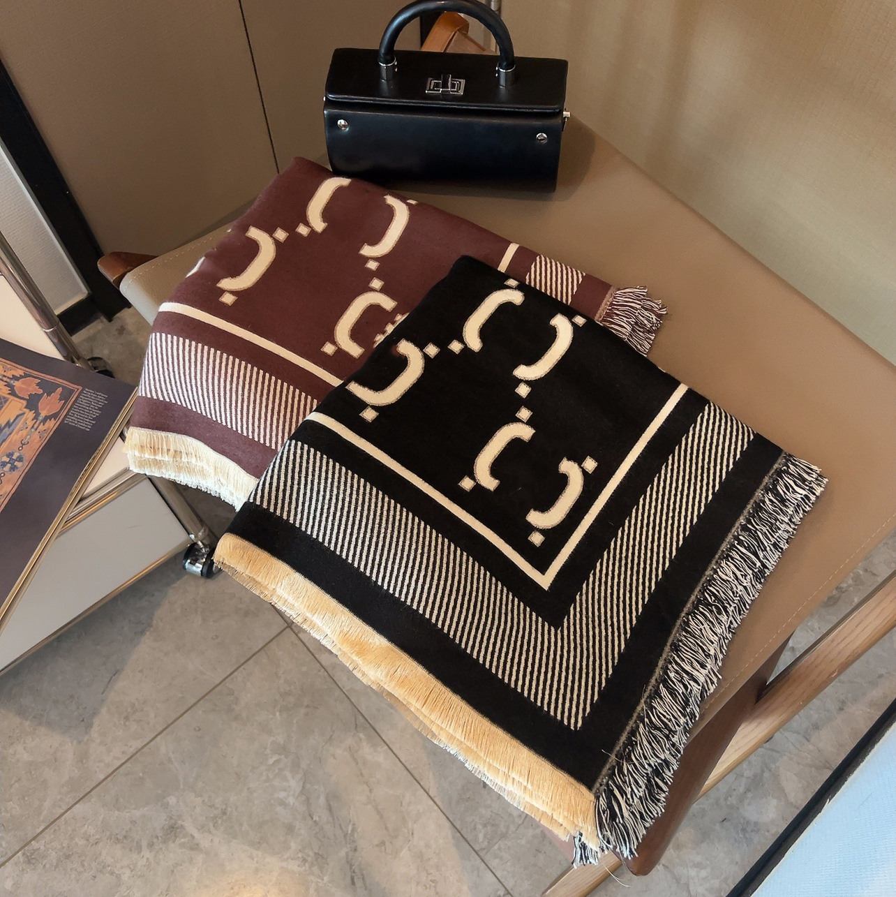 Fashion brand designer Scarf Women's Thick wool cashmere scarfs Classic Brand Shawl winter square 140x140cm Scarves no box
Fashion brand designer Scarf Women's Thick wool cashmere scarfs Classic Brand Shawl winter square 140x140cm Scarves no box