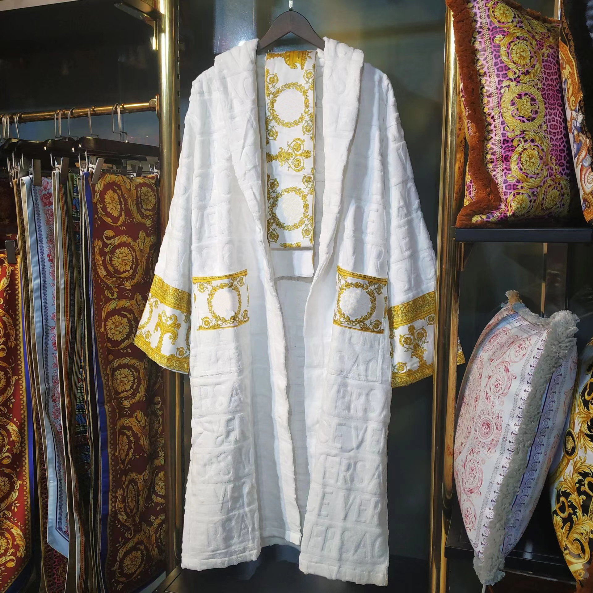 2023 new bathrobe top for men women lovers Robes Contrast Color black white Animal Printed Flannel hoodie Sleepwear Cotton V-Neck size -l Kimono Home Men autumn winter, Red
2023 new bathrobe top for men women lovers Robes Contrast Color black white Animal Printed Flannel hoodie Sleepwear Cotton V-Neck size -l Kimono Home Men autumn winter, Red