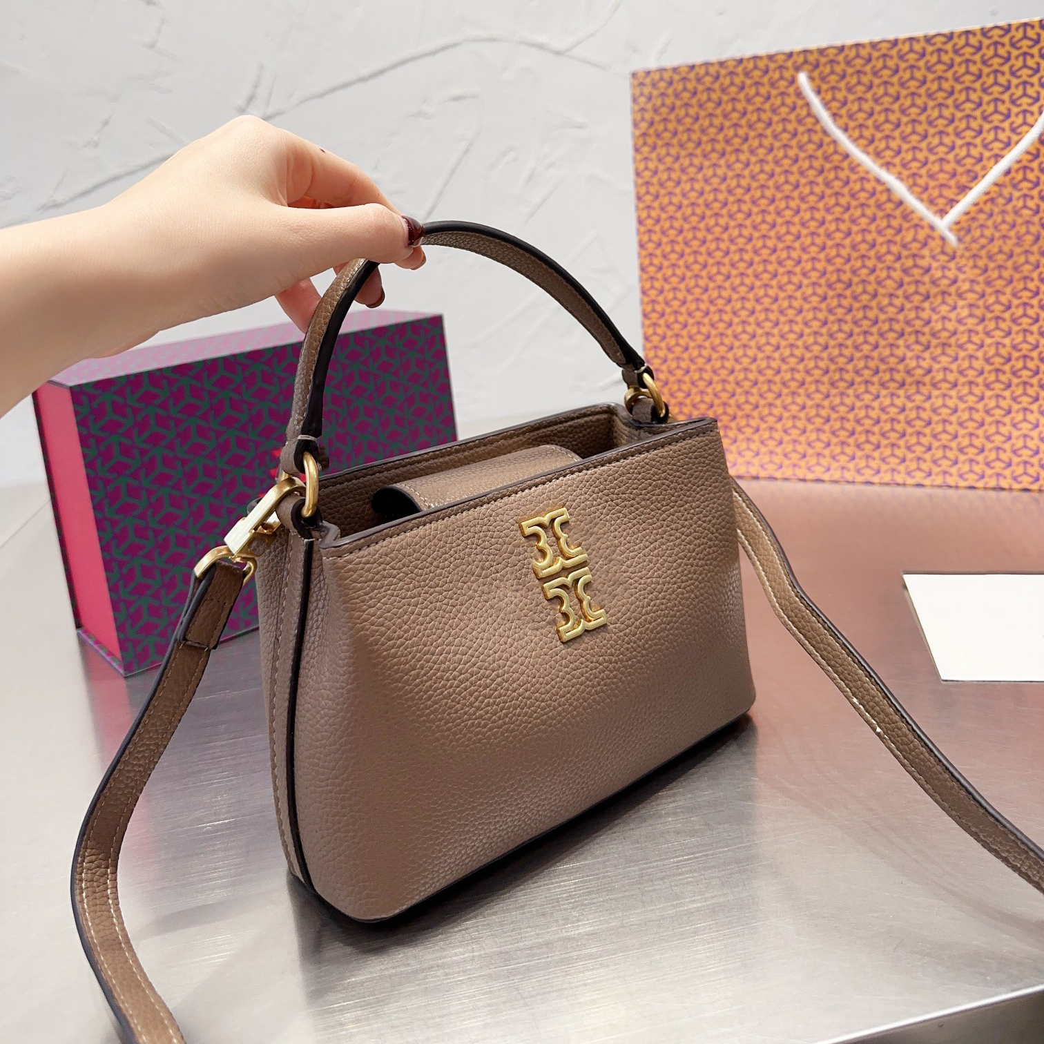 The new designer bag hardware big logo cowhide texture ladies retro single-shoulder purse large capacity tote bag with free box, White 20cm
The new designer bag hardware big logo cowhide texture ladies retro single-shoulder purse large capacity tote bag with free box, White 20cm
