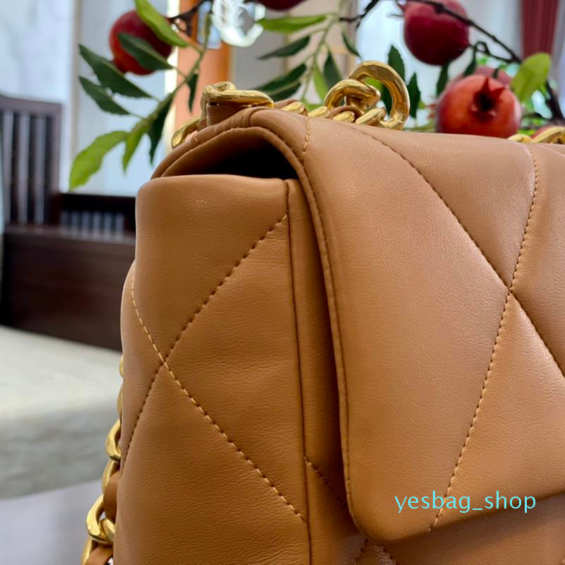 2022Ss Brown 19 Series Classic Flap Quilted Lambskin Bags Gold Metal Hardware Chain Handle Totes Large Capacity Outdoor 556 Purse Luxury Designer Handbags 26CM
2022Ss Brown 19 Series Classic Flap Quilted Lambskin Bags Gold Metal Hardware Chain Handle Totes Large Capacity Outdoor 556 Purse Luxury Designer Handbags 26CM