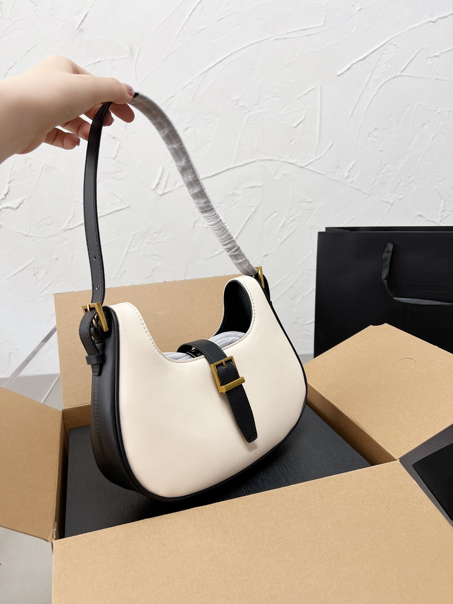 Purse and Handbags 2022 New Fashion Bags with letters canvas Wholesale Purses metal chain, White
Purse and Handbags 2022 New Fashion Bags with letters canvas Wholesale Purses metal chain, White