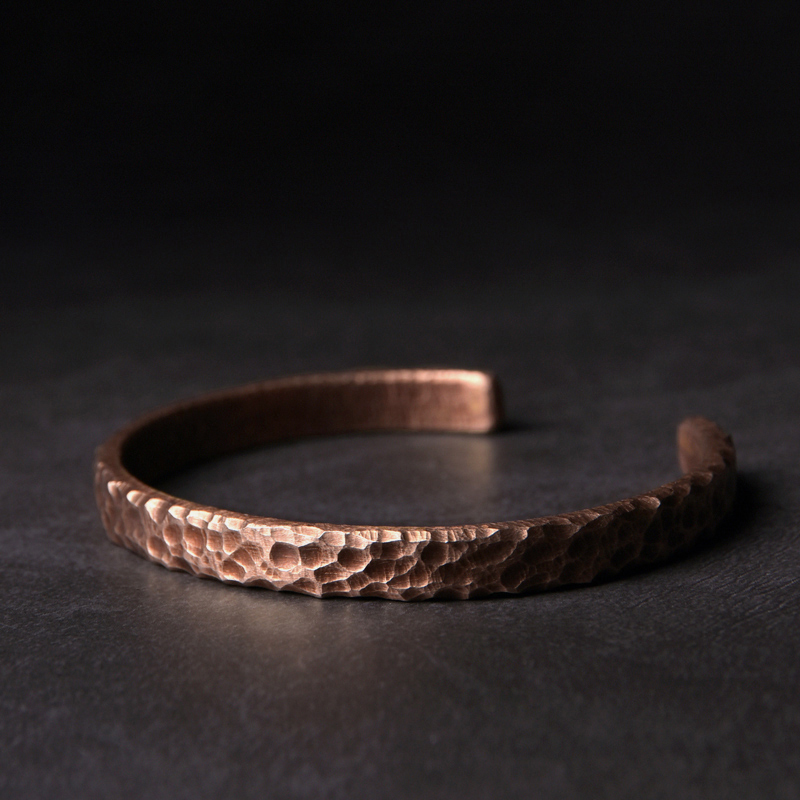 Charm Bracelets Hammered Solid Copper Metal Bracelet Rustic Vingtage Punk Unisex Cuff Bangle Viking Handmade Jewelry Gift for Men Women 221206
Charm Bracelets Hammered Solid Copper Metal Bracelet Rustic Vingtage Punk Unisex Cuff Bangle Viking Handmade Jewelry Gift for Men Women 221206