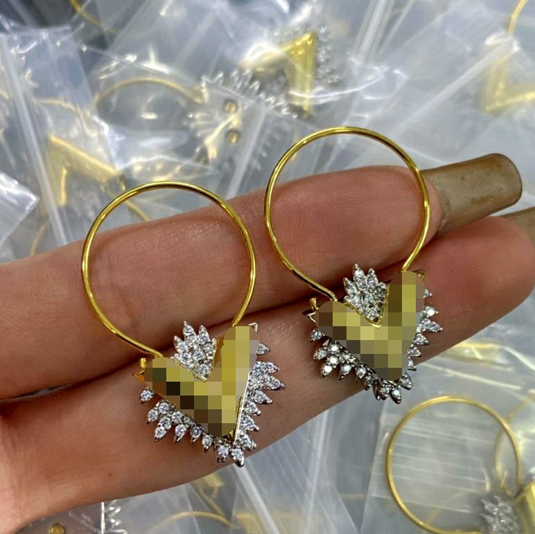 New designed women Silver Dangle Droop Earring V Letter Diamonds Brass 18K Gold plating ladies Earrings studs Designer Jewelry LE-8
New designed women Silver Dangle Droop Earring V Letter Diamonds Brass 18K Gold plating ladies Earrings studs Designer Jewelry LE-8