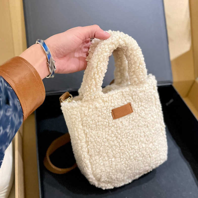 Hot Mini Tote Bag Totes Womens Designer Bag Winter Plush Shopper Bags Crossbody Pouch Shoulder Design Handbag Purse 221207
Hot Mini Tote Bag Totes Womens Designer Bag Winter Plush Shopper Bags Crossbody Pouch Shoulder Design Handbag Purse 221207