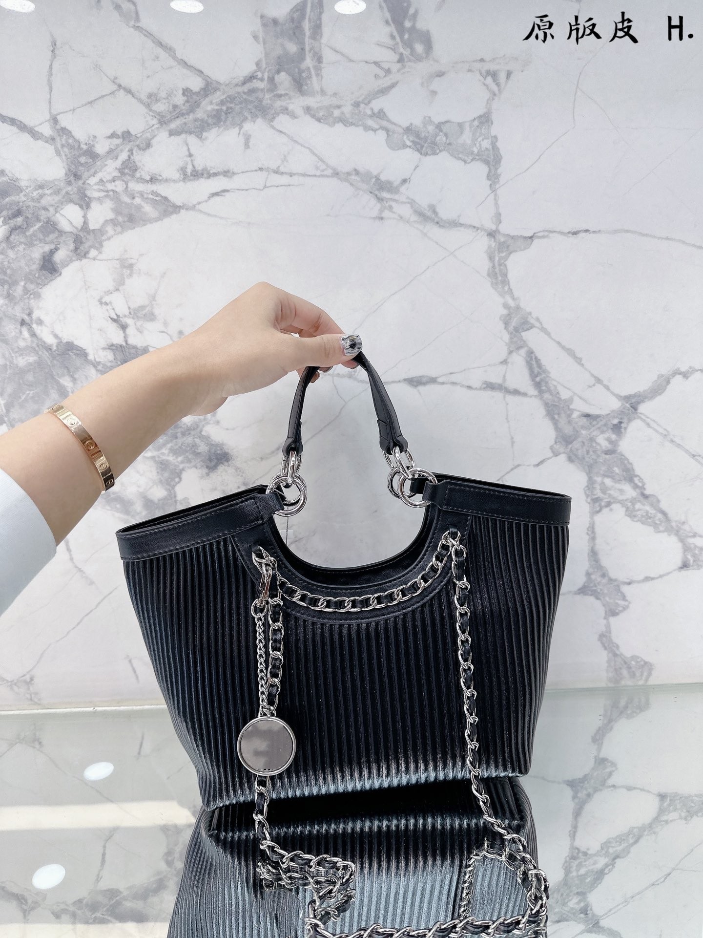 2022 Designer's new classic black style one shoulder handbag can be worn with various styles
2022 Designer's new classic black style one shoulder handbag can be worn with various styles
