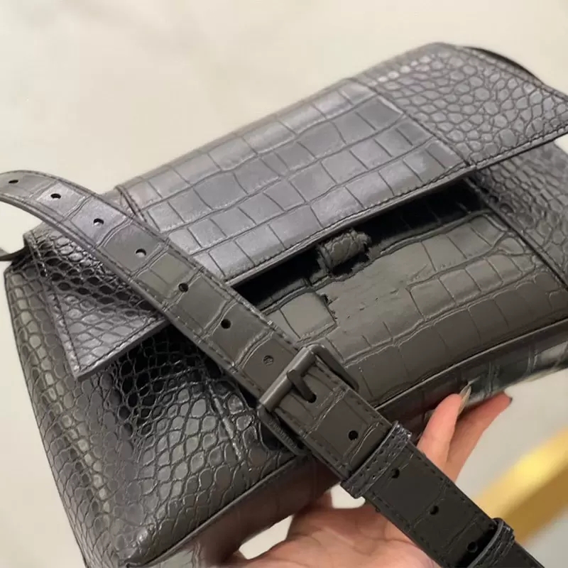 2022 Men's Classic Leather Crossbody Shoulder Bag Designer Luxury Elegant Fashion Casual Temperament Daily Access Backpack XB40003
2022 Men's Classic Leather Crossbody Shoulder Bag Designer Luxury Elegant Fashion Casual Temperament Daily Access Backpack XB40003