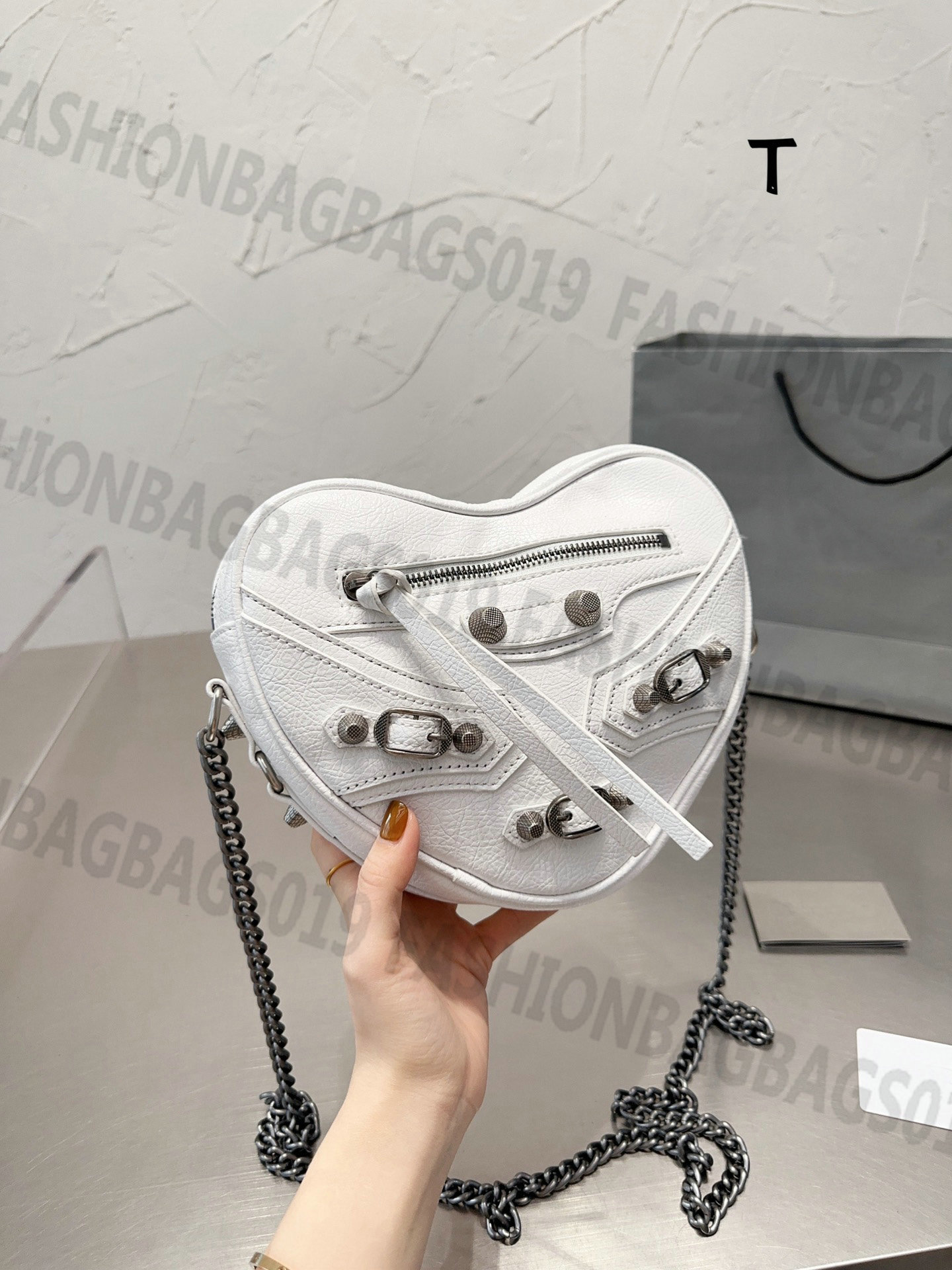 Fashion Luxury Heart Shaped Bag Women Crossbody Handbag Chains Bags Leather Rivet Embossed Crinkled lambskin Wallet Love You Classic Shopping Tote with Dust Bag
Fashion Luxury Heart Shaped Bag Women Crossbody Handbag Chains Bags Leather Rivet Embossed Crinkled lambskin Wallet Love You Classic Shopping Tote with Dust Bag