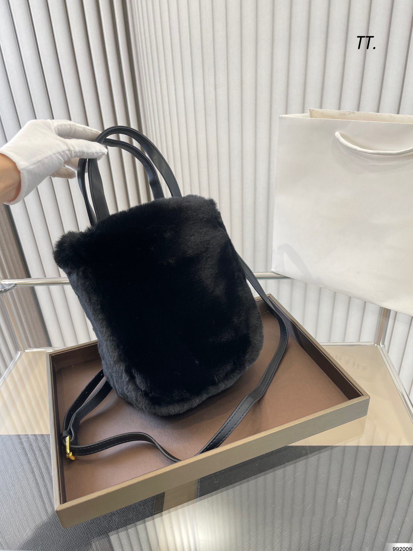designer bag Fashion Bags Tote wrapped lamb wool Mini large handbag The single shoulder perfect, Black
designer bag Fashion Bags Tote wrapped lamb wool Mini large handbag The single shoulder perfect, Black