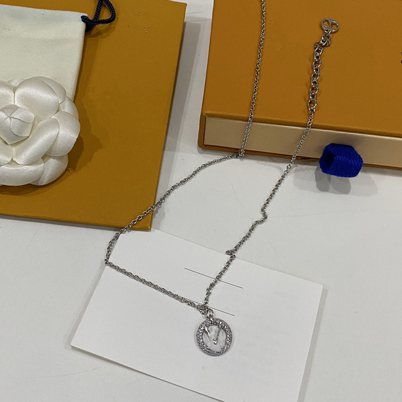 With BOX Designer Classic Luxury L Pendant Necklaces Women 18K Gold Letter Necklace Luxury Design Jewelry Colorfast Hypoallergenic B539
With BOX Designer Classic Luxury L Pendant Necklaces Women 18K Gold Letter Necklace Luxury Design Jewelry Colorfast Hypoallergenic B539