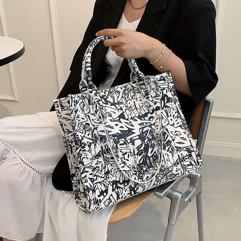 Evening Bags Brand Designer Handbag And Purse Graffiti Pu Leather Shoulder For Women Cartoon High Quality Tote Large Bolsos 221208, Black cartoon bag
Evening Bags Brand Designer Handbag And Purse Graffiti Pu Leather Shoulder For Women Cartoon High Quality Tote Large Bolsos 221208, Black cartoon bag