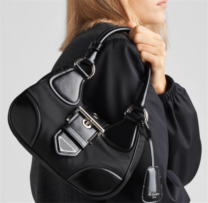 Designer Nylon Shoulder Bag For Woman Luxurys Handbags Moon Hobo Shoulder Bags Black Silver Buckle P Mini Handbags
Designer Nylon Shoulder Bag For Woman Luxurys Handbags Moon Hobo Shoulder Bags Black Silver Buckle P Mini Handbags