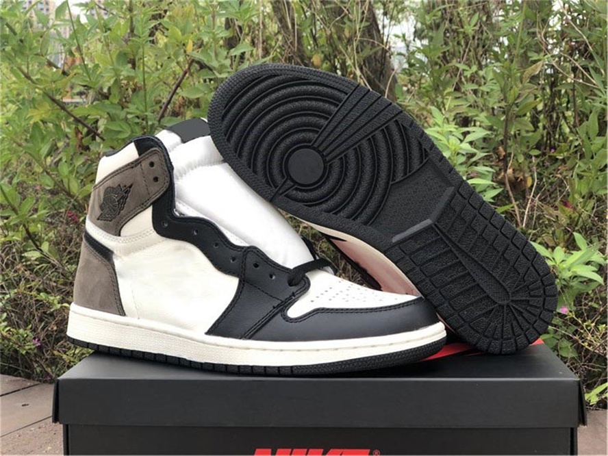 2023 Authentic 1 High OG Dark Mocha Shoes Sail Black Genuine Leather Men Women Outdoor Sports Sneakers With Original Box 555088-105 Size US4-13
2023 Authentic 1 High OG Dark Mocha Shoes Sail Black Genuine Leather Men Women Outdoor Sports Sneakers With Original Box 555088-105 Size US4-13