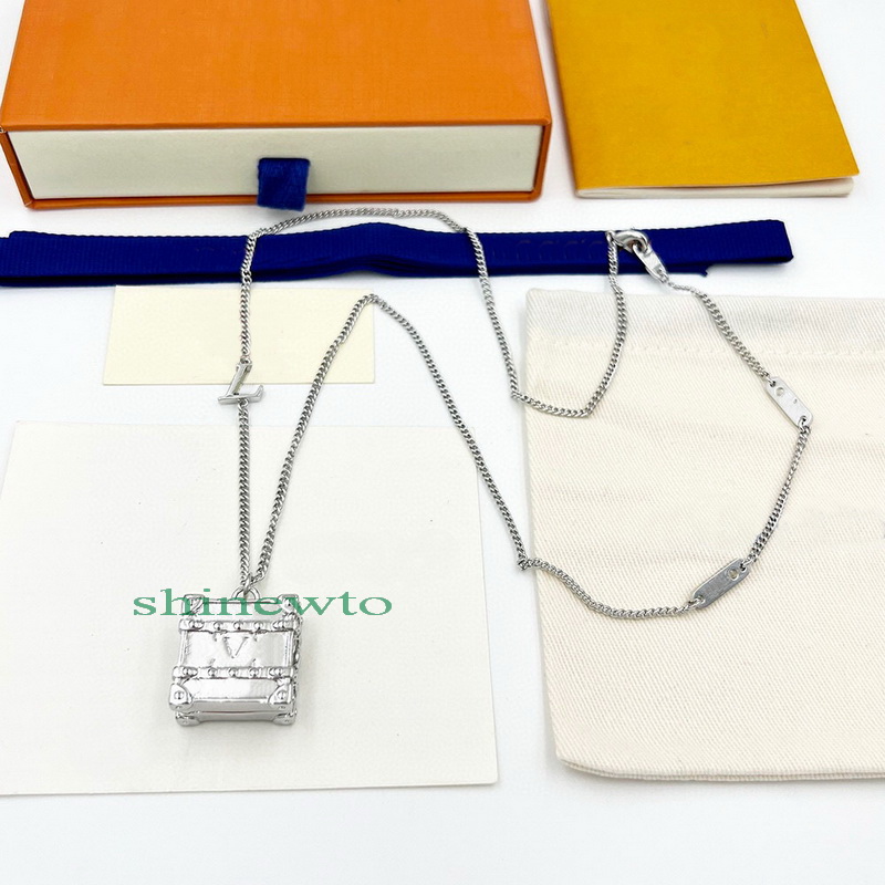 Europe America Fashion Trunk Locket Pendant Necklace Men Women Lady Silver-colour Metal Engraved V Initials Flower Sweater Chain M00527
Europe America Fashion Trunk Locket Pendant Necklace Men Women Lady Silver-colour Metal Engraved V Initials Flower Sweater Chain M00527