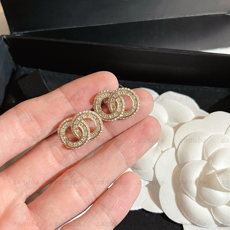 Luxury Diamond Earring Designer Jewelry Fashion Gold Letters Pearl Studs Charming Women Love Earrings Mens C Gifts 925 Silver With Box 2022
Luxury Diamond Earring Designer Jewelry Fashion Gold Letters Pearl Studs Charming Women Love Earrings Mens C Gifts 925 Silver With Box 2022