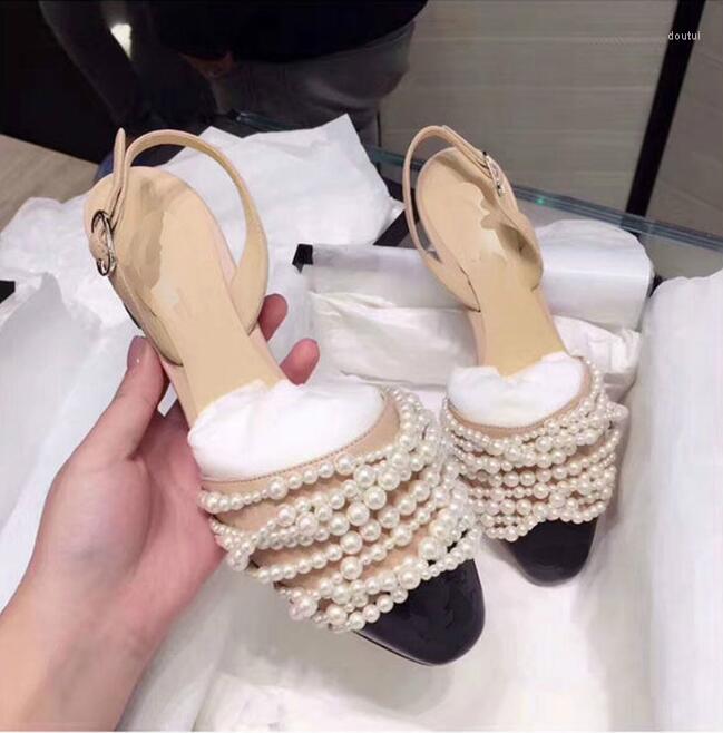Dress Shoes 2022 Summer Ladies Square Toe Thick Mid Heel Buckle Pearl Decoration Single Mixed Colors Sweet Style Sandals Black
Dress Shoes 2022 Summer Ladies Square Toe Thick Mid Heel Buckle Pearl Decoration Single Mixed Colors Sweet Style Sandals Black