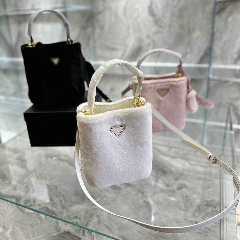 New Pouch Bucket Bag P Triangle Logo Totes Plush The Tote Bag Womens Designer Bag Large Capacity Shoulder Shopper Bags Soft Purse 221207
New Pouch Bucket Bag P Triangle Logo Totes Plush The Tote Bag Womens Designer Bag Large Capacity Shoulder Shopper Bags Soft Purse 221207