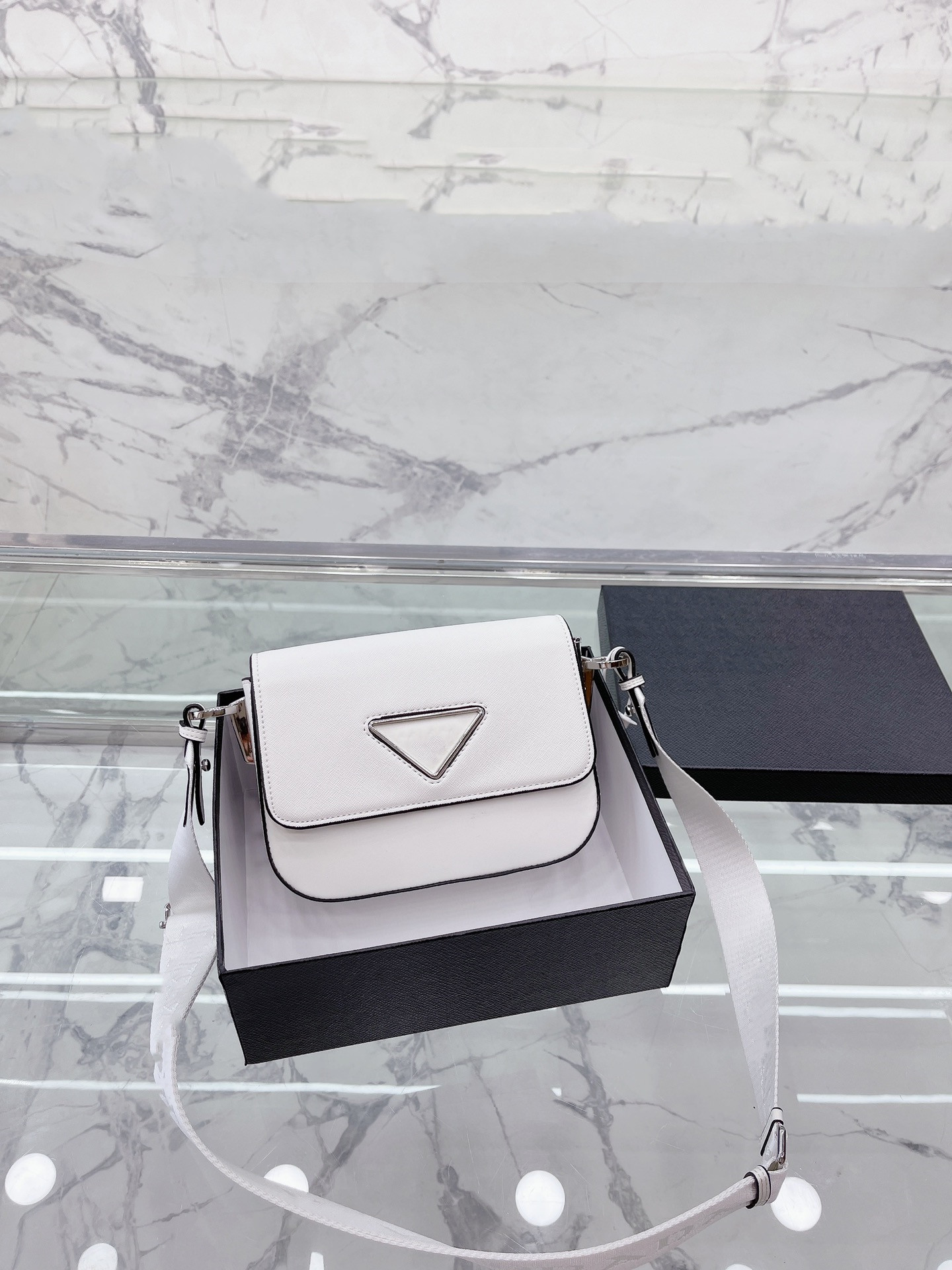 Fashion bag Designer luxury le chiquito mini handbag Women Casual Shopping designers Triangle Pure color crossbody Ladie Handbag Lady With Shoulders Strap, White
Fashion bag Designer luxury le chiquito mini handbag Women Casual Shopping designers Triangle Pure color crossbody Ladie Handbag Lady With Shoulders Strap, White