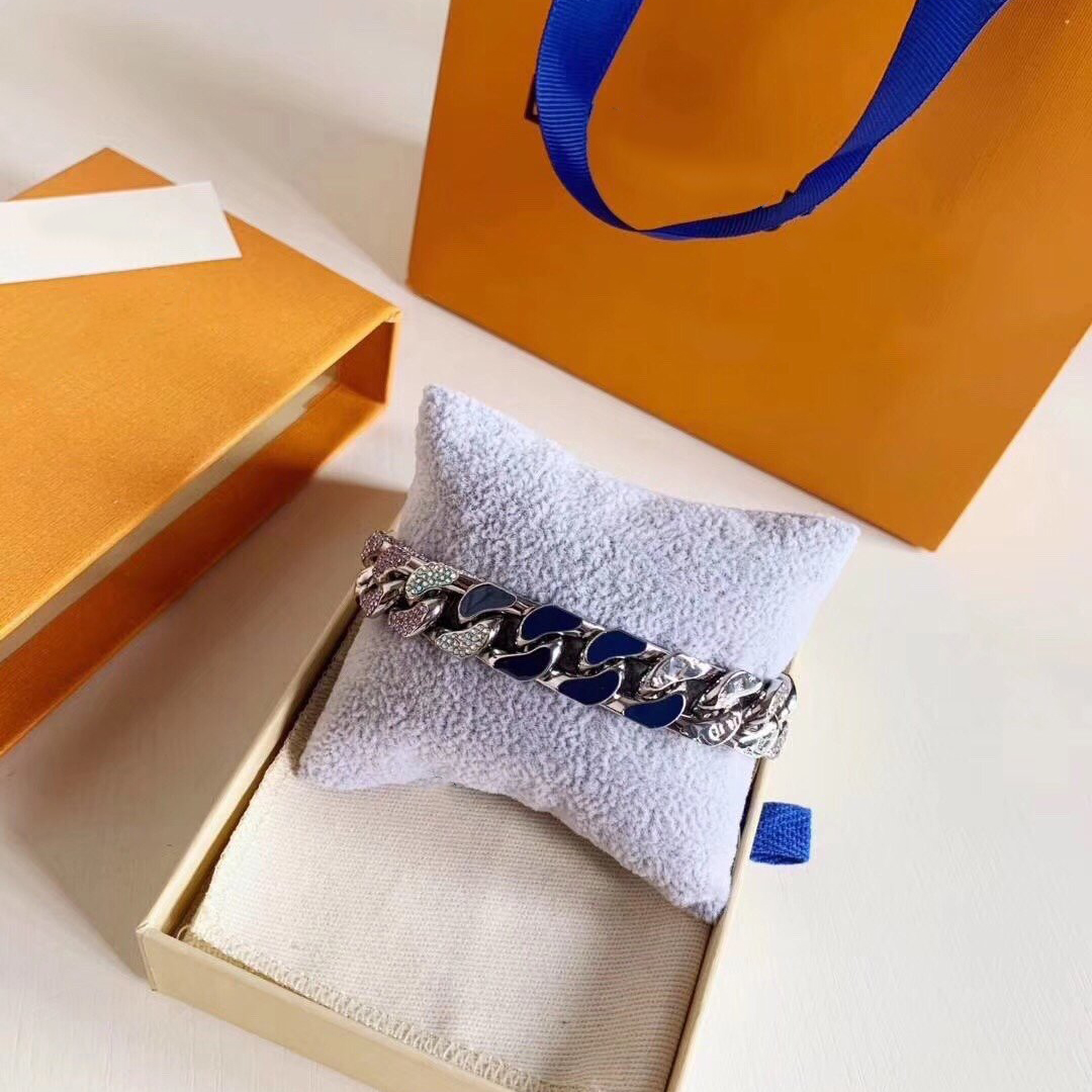 Luxury Designer Bracelet men's and women's boutique bracelet fashion charm trend bracelets gift jewelry Length 21cm good nice
Luxury Designer Bracelet men's and women's boutique bracelet fashion charm trend bracelets gift jewelry Length 21cm good nice