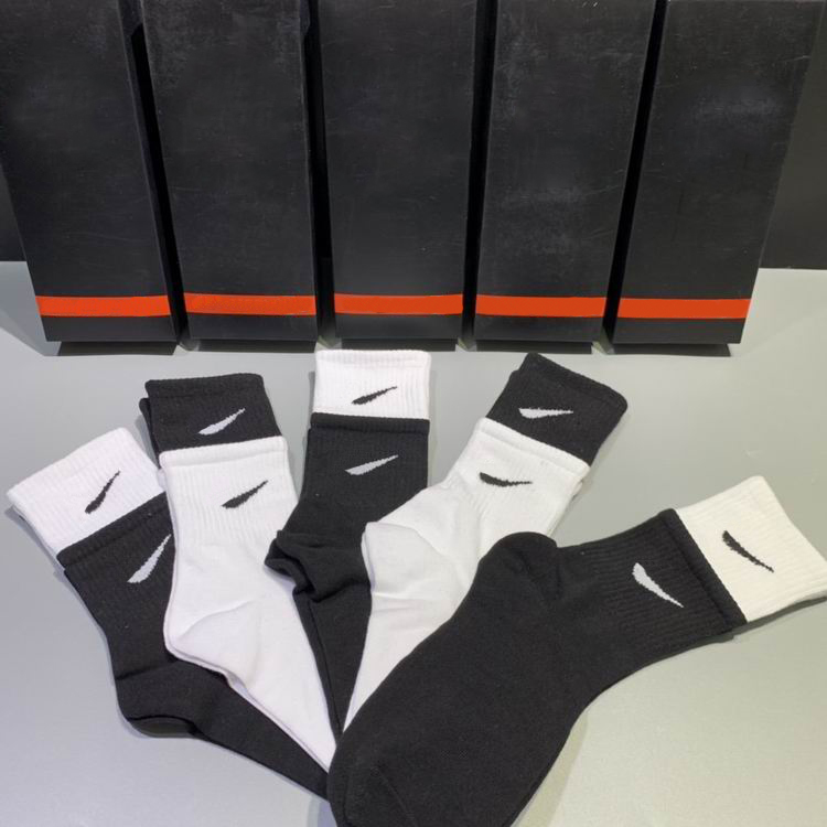 Mens Cotton Socks Classic black white Women Men Breathable mixing Football basketball Sports Ankle sock Breathable Winter Sockes, High quality
Mens Cotton Socks Classic black white Women Men Breathable mixing Football basketball Sports Ankle sock Breathable Winter Sockes, High quality