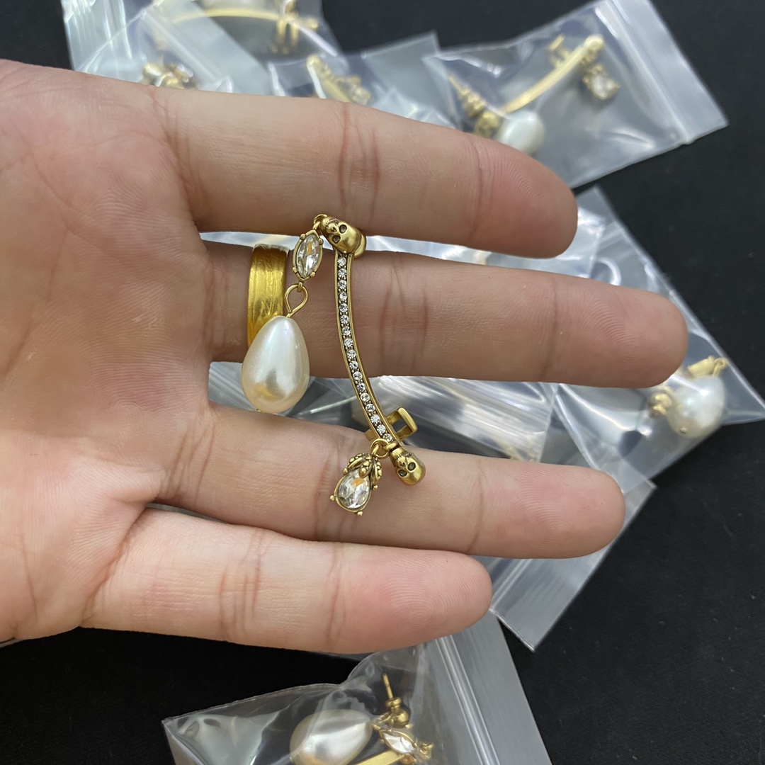 1 piece Drop Crystal Ear Cuff Hiphop Punk Pearl Earring Ear Studs Skull Skeleton Head Earrings Women's Man's Halloween Party Jewelry Gift ME5 --07
1 piece Drop Crystal Ear Cuff Hiphop Punk Pearl Earring Ear Studs Skull Skeleton Head Earrings Women's Man's Halloween Party Jewelry Gift ME5 --07