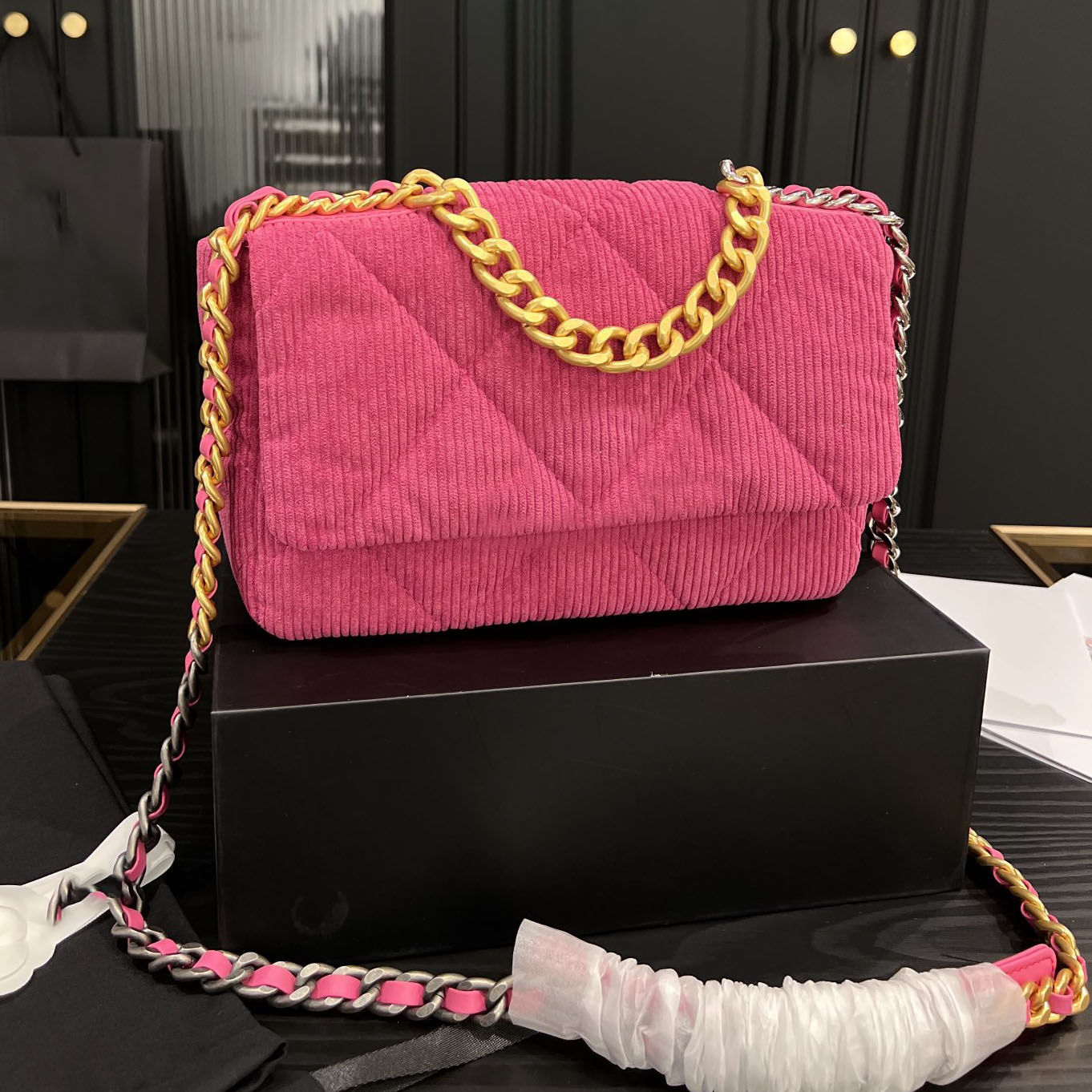Designer Velvet 19 Jumbo Quilted Bags Vintage Metal Turnbuckle Gold Handle Chain Crossbody Strap French Fall Winter Outdoor Large Capacity, Blue
Designer Velvet 19 Jumbo Quilted Bags Vintage Metal Turnbuckle Gold Handle Chain Crossbody Strap French Fall Winter Outdoor Large Capacity, Blue