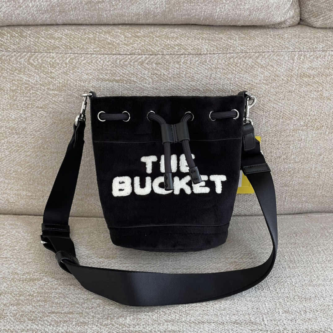 designer bag Marc bucket bag crossbody bags Womens Winter Plush Shoulder handbag Fashion all-match classic purses size 17/17/22CM, Maz01 17*22*17cm
designer bag Marc bucket bag crossbody bags Womens Winter Plush Shoulder handbag Fashion all-match classic purses size 17/17/22CM, Maz01 17*22*17cm