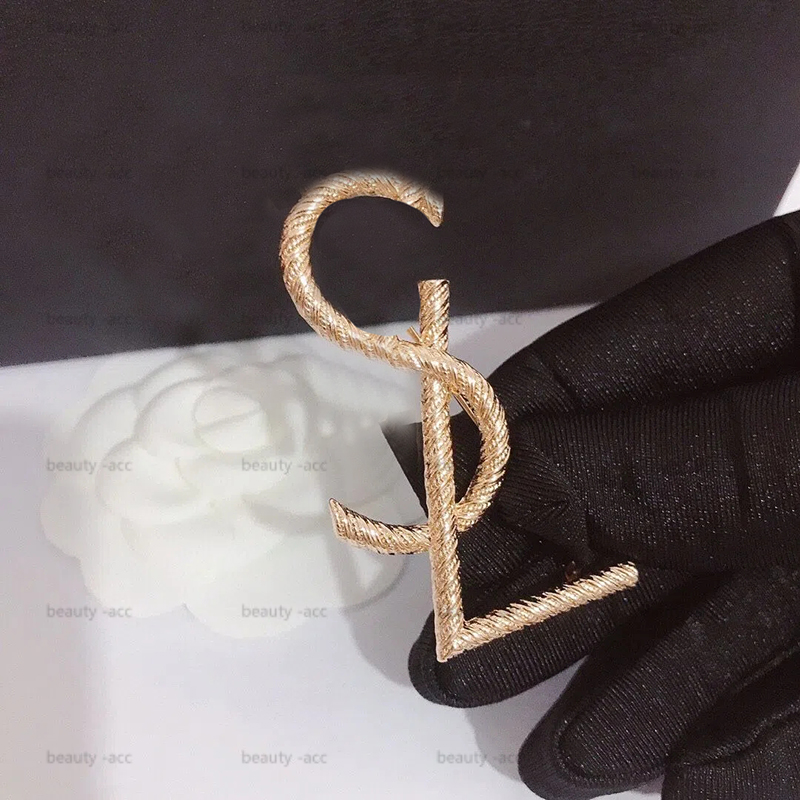 Brooch Luxury Designer Jewelry For Women Rose Gold Silver Letter Brooches Classic Brand Breastpin Y Suit Party Dress Scarf Ornament
Brooch Luxury Designer Jewelry For Women Rose Gold Silver Letter Brooches Classic Brand Breastpin Y Suit Party Dress Scarf Ornament