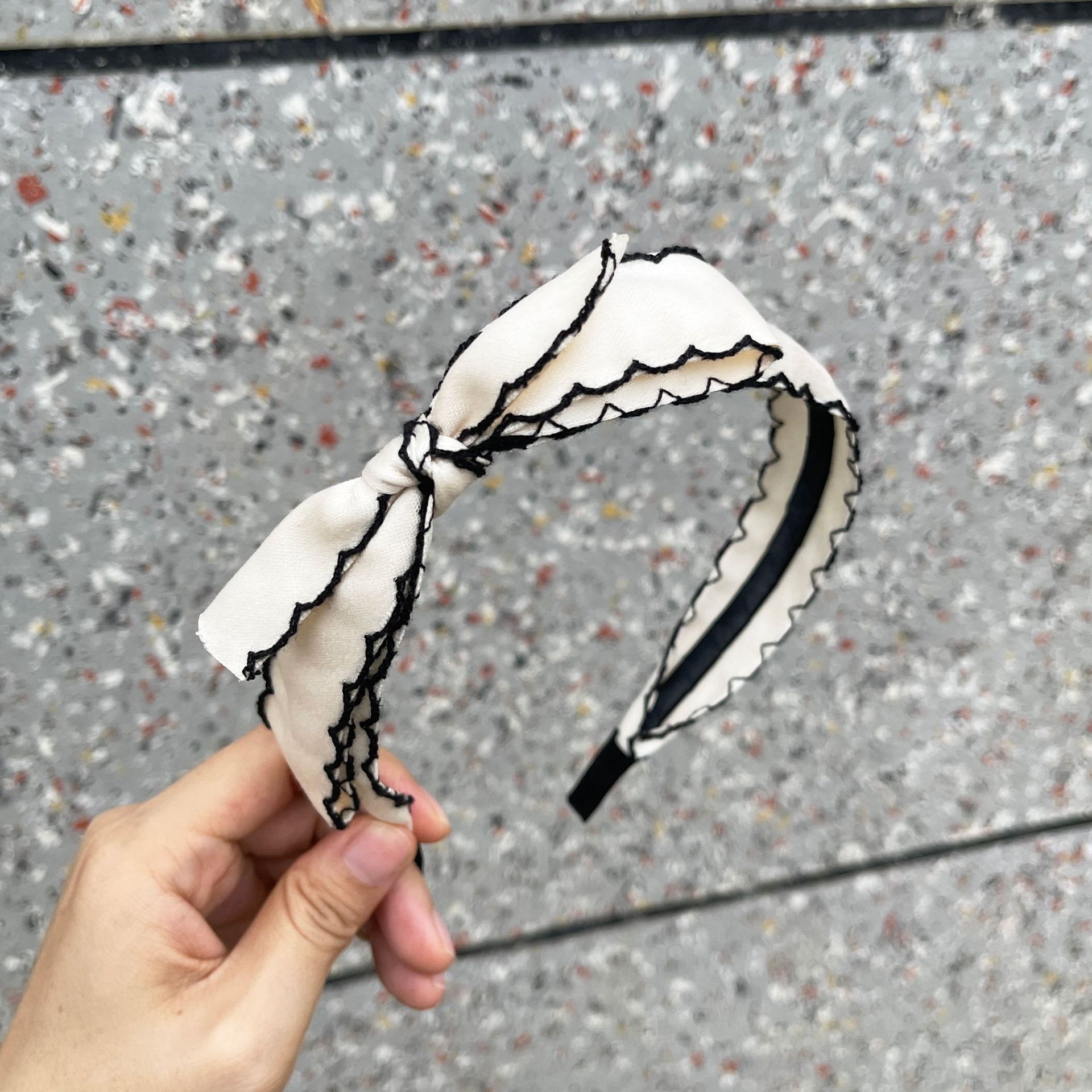 Designer Head Scarf popular brand hairpin bow tie headband Fashion couple retro hair accessories Simple romantic headband exquisite design, White gg
Designer Head Scarf popular brand hairpin bow tie headband Fashion couple retro hair accessories Simple romantic headband exquisite design, White gg