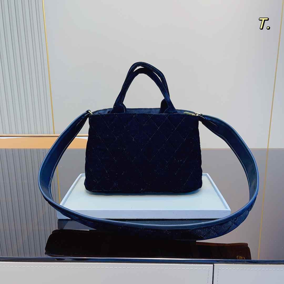 Autumn and Winter 2022 New Women's One Shoulder Crossbody Handbag Fashion Versatile Casual Large Capacity, Blue
Autumn and Winter 2022 New Women's One Shoulder Crossbody Handbag Fashion Versatile Casual Large Capacity, Blue