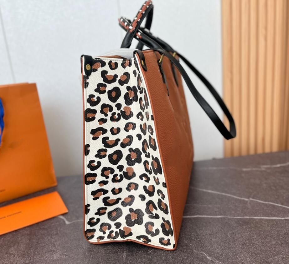 FASHION ONTHEGO M44925 WOMEN luxurys designers bags fashion Real leather Handbags messenger crossbody shoulder bag Totes purse Wallets backpack, Aaaaa4
FASHION ONTHEGO M44925 WOMEN luxurys designers bags fashion Real leather Handbags messenger crossbody shoulder bag Totes purse Wallets backpack, Aaaaa4