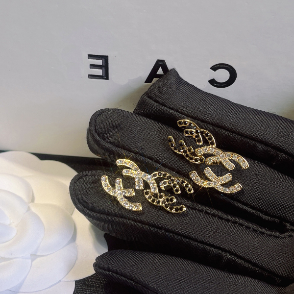 Fashion charm designer earrings Delicate and luxurious earring Design jewelry for girls Round black white diamond rhinestone earings High end accessories
Fashion charm designer earrings Delicate and luxurious earring Design jewelry for girls Round black white diamond rhinestone earings High end accessories