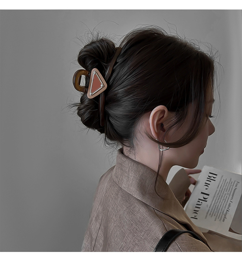 04 Mode-Klauenclip für Damen, Designer-Klassiker, umgekehrtes Dreieck, Damen-Mädchen-Markenbuchstabe, keltische Haarklauen, Luxus-Haarnadel-Peeling,
