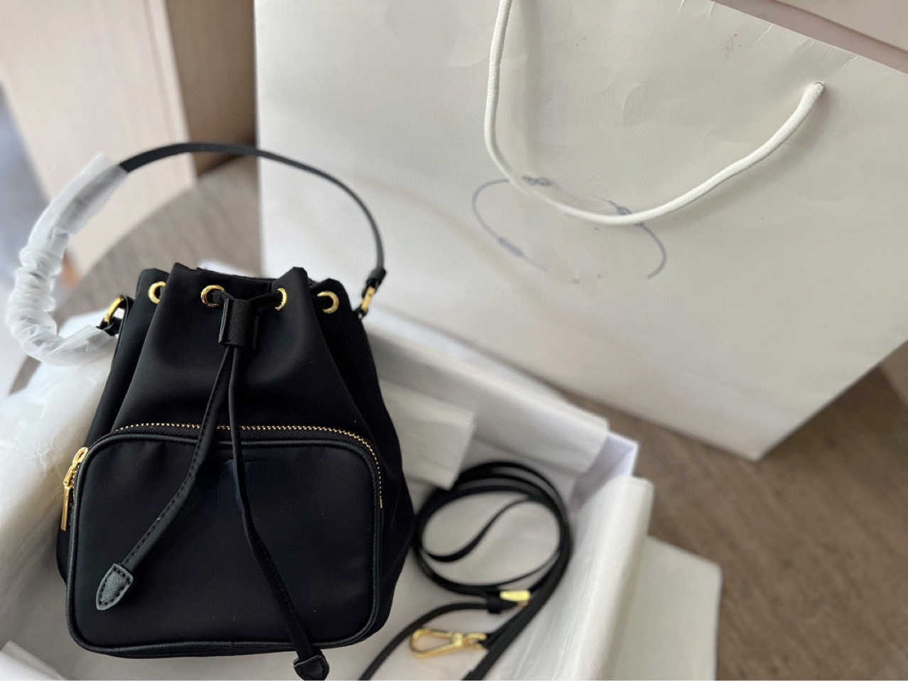 Brand School Bags 2022 designer design new women's bucket large capacity Canvas Handbag drawstring parachute cloth messenger bag, P family bucket bag
Brand School Bags 2022 designer design new women's bucket large capacity Canvas Handbag drawstring parachute cloth messenger bag, P family bucket bag