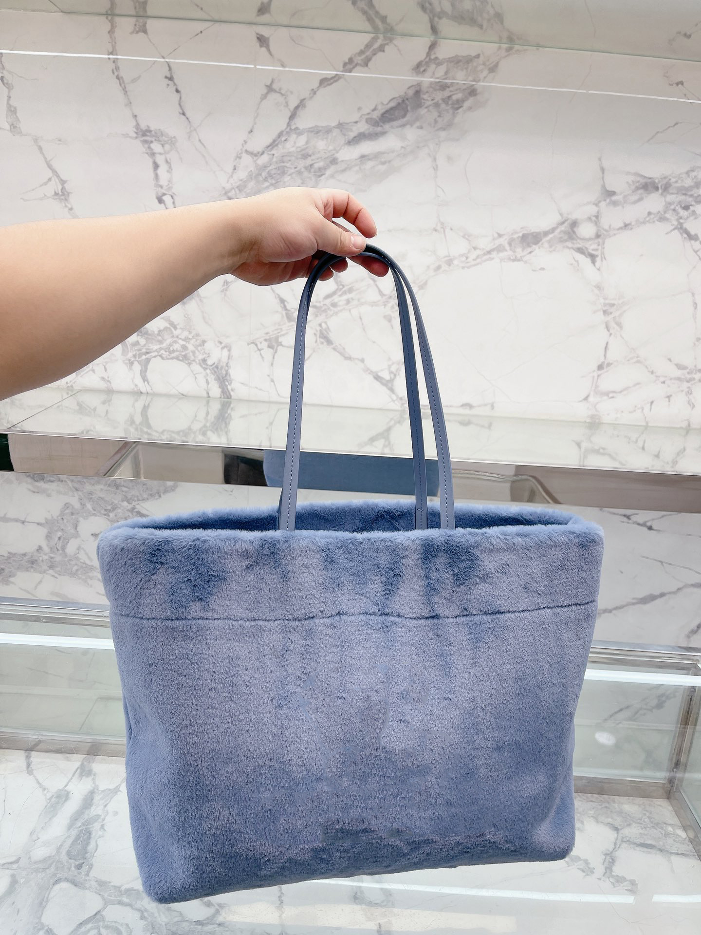 2023 designer bags Winter Plush Totes Candy Color Women Shopping Bags Embossing Letter Furry Fluffy High Capacity Vacation Single-Shoulder Handbag Messenger Bag, Red
2023 designer bags Winter Plush Totes Candy Color Women Shopping Bags Embossing Letter Furry Fluffy High Capacity Vacation Single-Shoulder Handbag Messenger Bag, Red