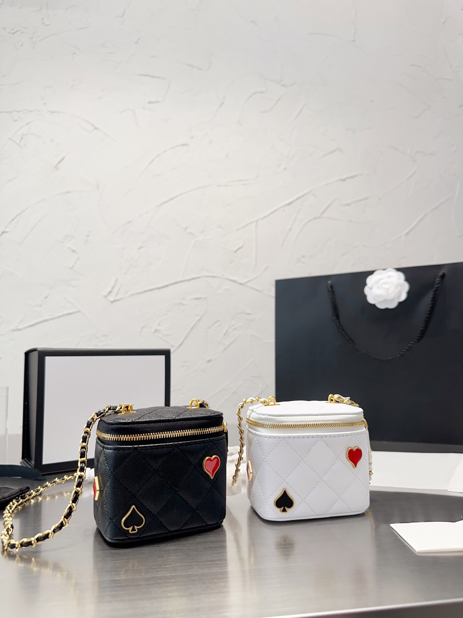 TZ Women Crossbody Bag Designer Shoulder Handbags Luxury mini vanity with chain and mirror Portable Box Cosmetic Lipstick Bag Ladies Fashion Sheepskin badge Purse, White
TZ Women Crossbody Bag Designer Shoulder Handbags Luxury mini vanity with chain and mirror Portable Box Cosmetic Lipstick Bag Ladies Fashion Sheepskin badge Purse, White