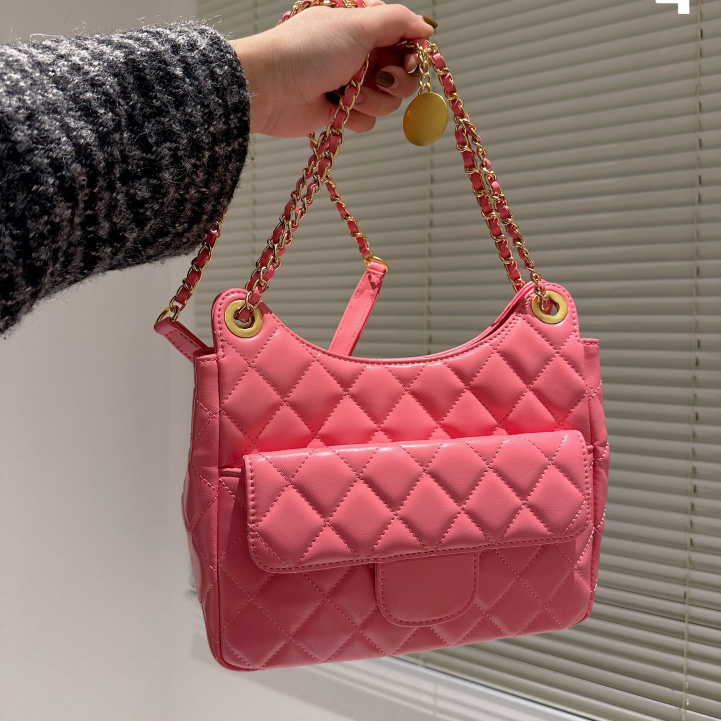 23 Early Spring Womens Holiday Hobo Bags Oil Wax Calfskin Quilted Patent Leather Chain Large Capacity Crossbody Sacoche Wallets French Designer Handbags 23CM, Box
23 Early Spring Womens Holiday Hobo Bags Oil Wax Calfskin Quilted Patent Leather Chain Large Capacity Crossbody Sacoche Wallets French Designer Handbags 23CM, Box