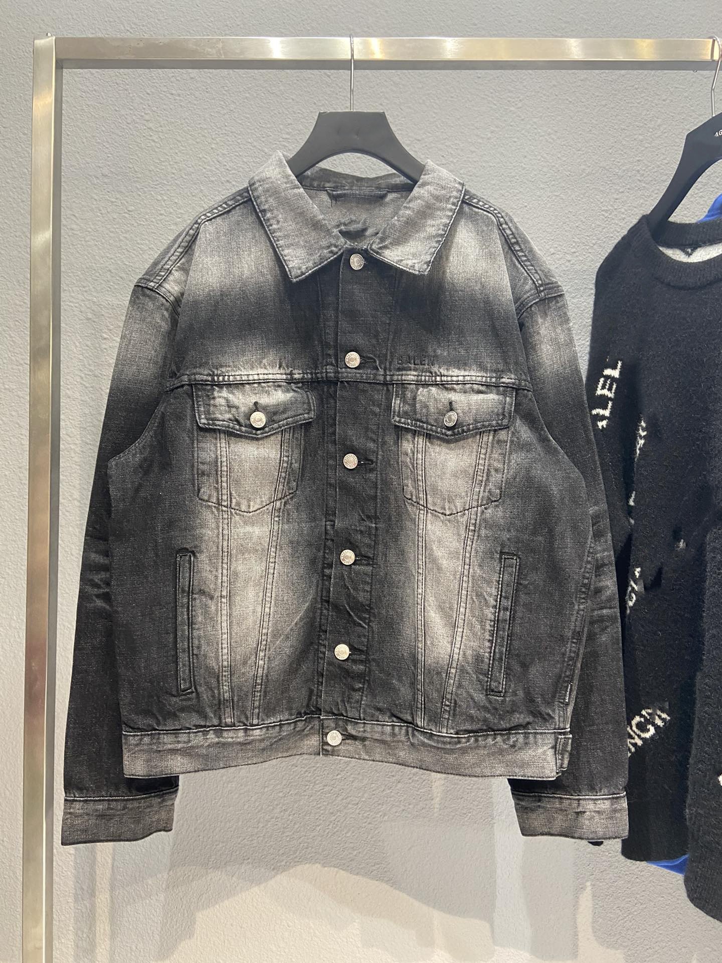 Men's Jackets Autumn/Winter Co-ed embroidered front and back washed denim jacket, Black
Men's Jackets Autumn/Winter Co-ed embroidered front and back washed denim jacket, Black
