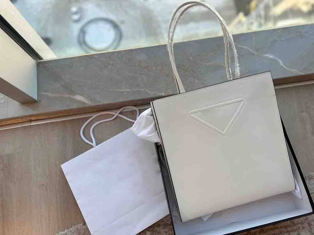 Designer tote bags women high capacity totes design triangle logo black leather bag 38x36cm
Designer tote bags women high capacity totes design triangle logo black leather bag 38x36cm