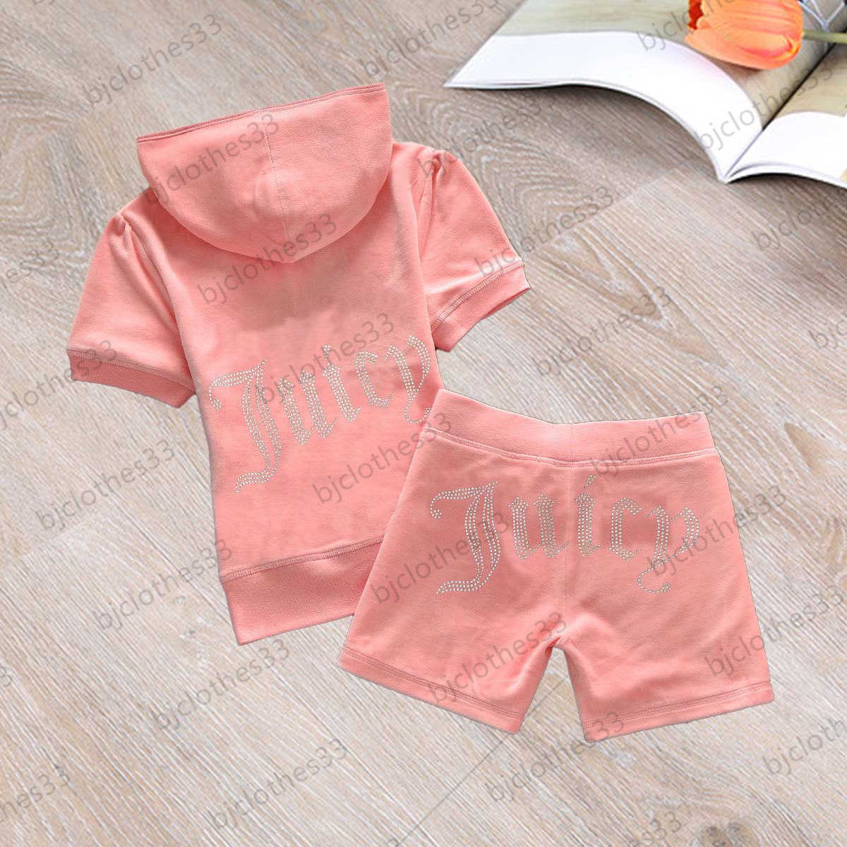 Juicy Tracksuit Designer Womens Two Piece Pant Back Hot Drill Hooded Short Sleeve Tops Elastic Waist Loose Casual Shorts Fashion Brand Women Apparel 10 Colors
Juicy Tracksuit Designer Womens Two Piece Pant Back Hot Drill Hooded Short Sleeve Tops Elastic Waist Loose Casual Shorts Fashion Brand Women Apparel 10 Colors