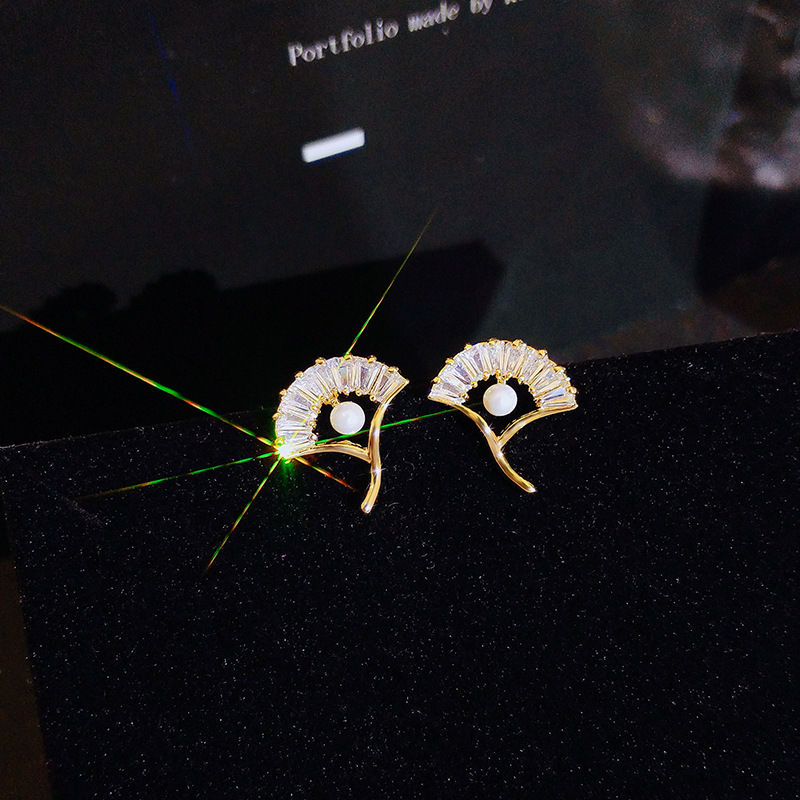 Fan Shape Stud Earrings For Women Shiny Geometry Hoop Small Understated Delicate Fashion 925 Silver Creativity Female Jewelry
Fan Shape Stud Earrings For Women Shiny Geometry Hoop Small Understated Delicate Fashion 925 Silver Creativity Female Jewelry