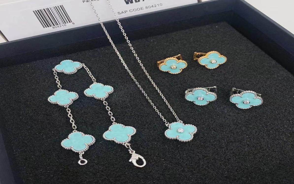 Luxury Clover Designer Love Bracelets Ring Mother of Pearl Sweet Blue Shell 18K Gold 4 Leaf Flower Brand Bangle Charm Bracelet A J7758757
Luxury Clover Designer Love Bracelets Ring Mother of Pearl Sweet Blue Shell 18K Gold 4 Leaf Flower Brand Bangle Charm Bracelet A J7758757