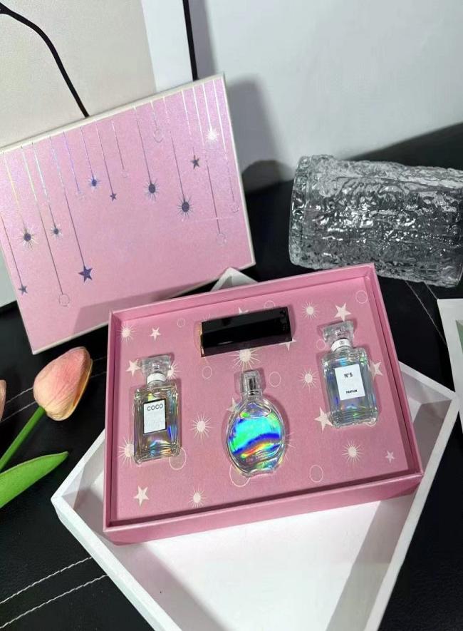 4 in 1 Lipstick Makeup and Perfume Set Travel Suit Christmas Lip Cosmetics Fragrancy Mini Gift Collection Kit in 4 pieces8938255
4 in 1 Lipstick Makeup and Perfume Set Travel Suit Christmas Lip Cosmetics Fragrancy Mini Gift Collection Kit in 4 pieces8938255