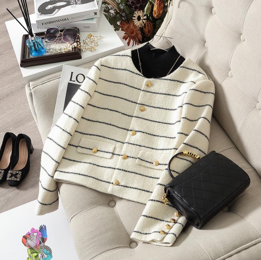 2023 Spring Ivory Striped Wool Tweed Jacket Long Sleeve Round Neck Buttons Panelled Single-Breasted Jackets Coat Short Outwear N2N211437
2023 Spring Ivory Striped Wool Tweed Jacket Long Sleeve Round Neck Buttons Panelled Single-Breasted Jackets Coat Short Outwear N2N211437