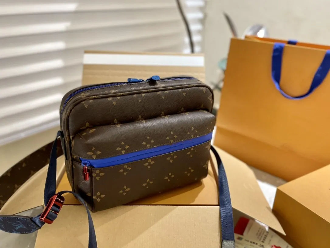 Women Designer bag Handbags Men Leather bags TRIO Messenger Bags Luxury Shoulder Bag Make up Designer Handbag Tote Man's, Brown
Women Designer bag Handbags Men Leather bags TRIO Messenger Bags Luxury Shoulder Bag Make up Designer Handbag Tote Man's, Brown