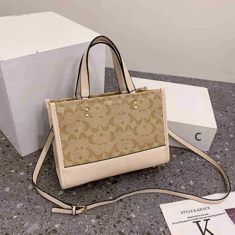 Totes C-shape patternTote Bag Women Designer Bag Leather Luxurys Handbag C-shape Pattern Designers Crossbody Shopper Bags Fashion Travel Purse 220825, 5-22*20cm
Totes C-shape patternTote Bag Women Designer Bag Leather Luxurys Handbag C-shape Pattern Designers Crossbody Shopper Bags Fashion Travel Purse 220825, 5-22*20cm