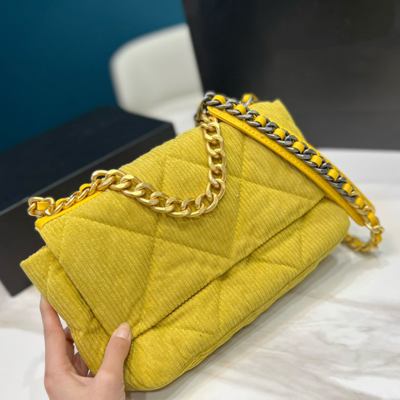 22F/W 19 Series Corduroy Quilted Shoulder Bags Classic Designer Gold Metal Hardware Turn lock Purse Two-tone Crossbody Shoulder Designer Handbags 25X15CM, Box
22F/W 19 Series Corduroy Quilted Shoulder Bags Classic Designer Gold Metal Hardware Turn lock Purse Two-tone Crossbody Shoulder Designer Handbags 25X15CM, Box