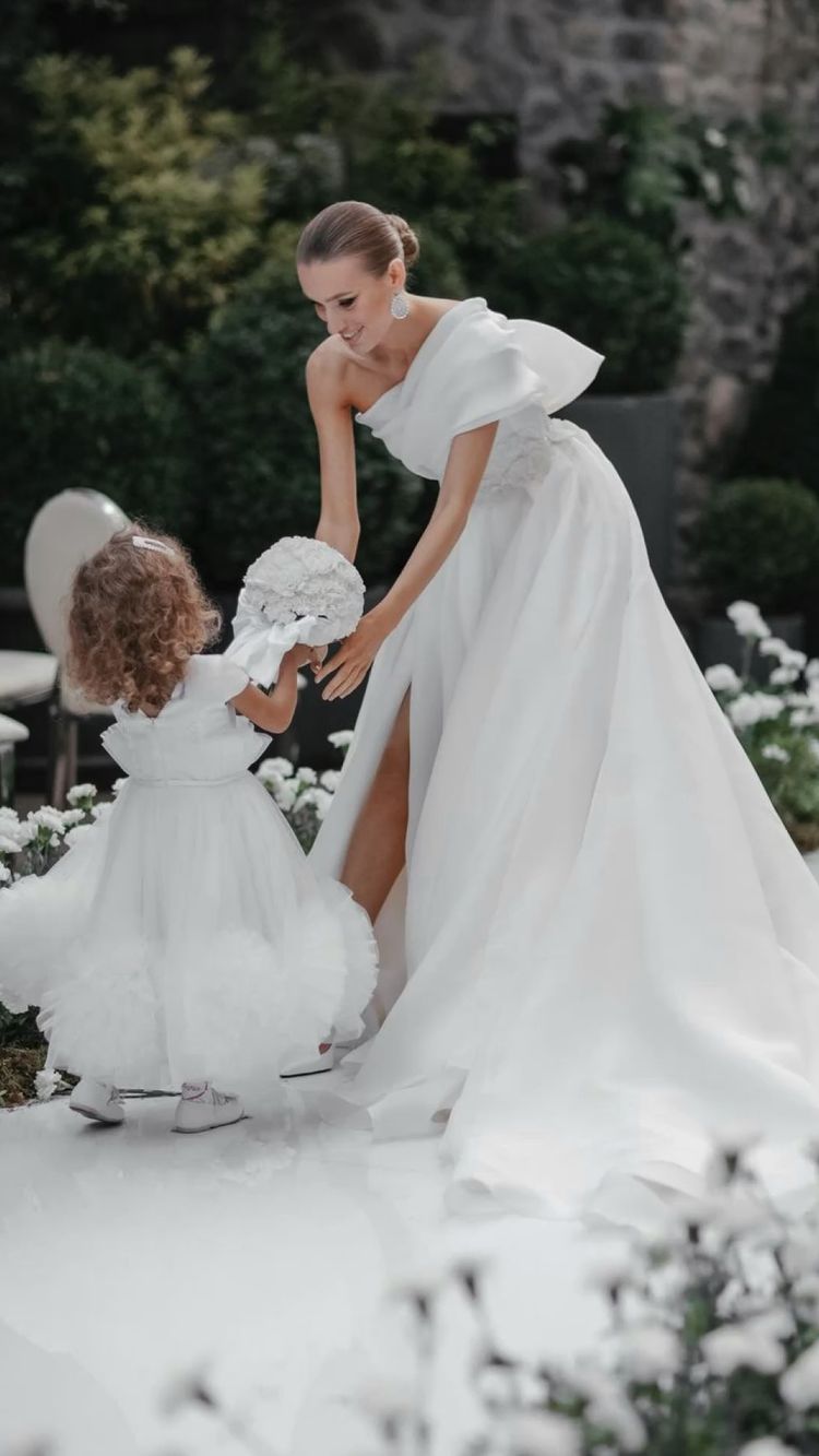 Sexy Plus Size Wedding Dresses Beach Bohemian A Line One Shoulder Applique Tiered High Side Split Garden Court Train Bridal Gowns Vestidos De Novia Cu