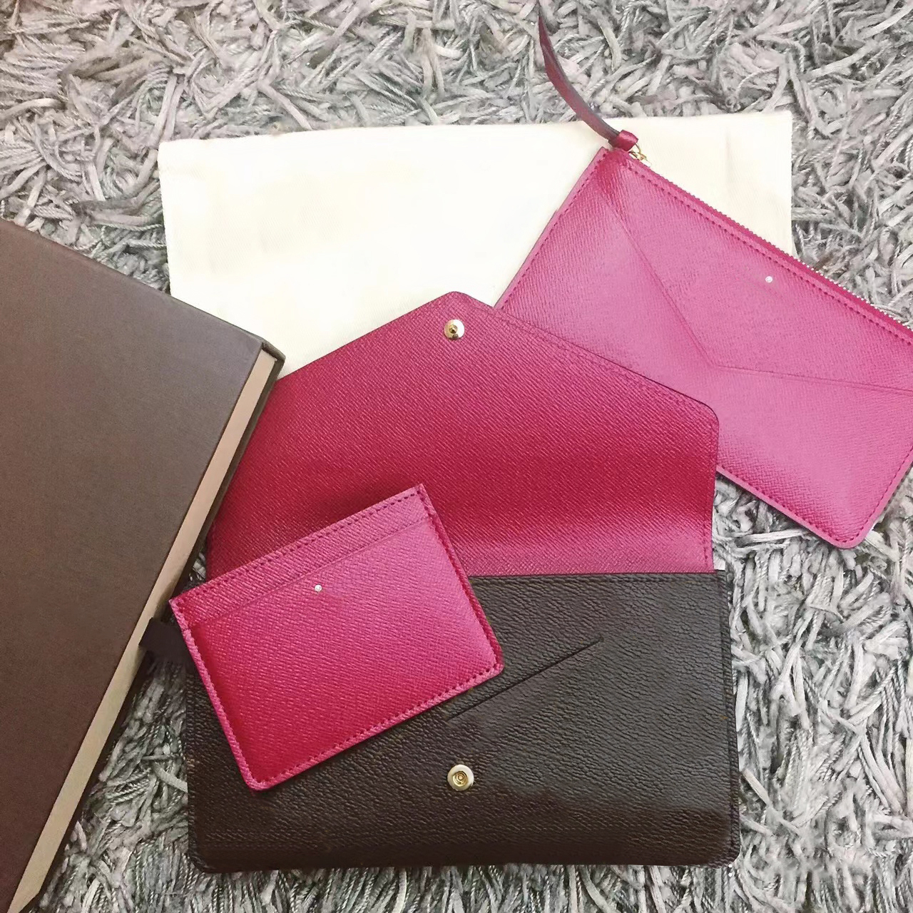 M61276 Fashion luxury Luxurys Designers 3 piece set POCHETTE FeLICIE cowhide Printed pattern women handbag travel shoulder men wallet Totes clutch flap with box, Damier azur pink
M61276 Fashion luxury Luxurys Designers 3 piece set POCHETTE FeLICIE cowhide Printed pattern women handbag travel shoulder men wallet Totes clutch flap with box, Damier azur pink