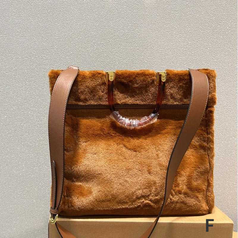Shopping Bags tote the Tote Bag Women Luxurys Handbag Winter Lamb Wool Plush Large Capacity Package Shoulder Classic Letter Travel Handbags, Black--35*30cm--style 3
Shopping Bags tote the Tote Bag Women Luxurys Handbag Winter Lamb Wool Plush Large Capacity Package Shoulder Classic Letter Travel Handbags, Black--35*30cm--style 3